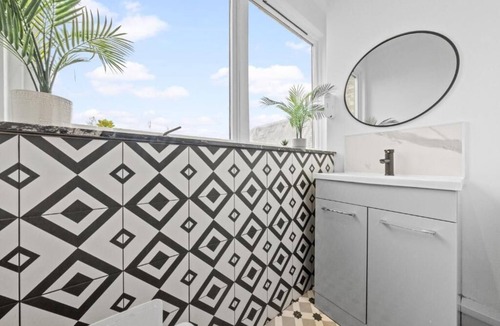 Hawick House | Luxe & Spacious Apt in Hawick -Fast WiFi -Sleeps13 | Walk to Everything