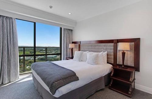 Takapuna Apartment | Luxurious Apartment 1BR Free Carpark Gym Pool & HotTub