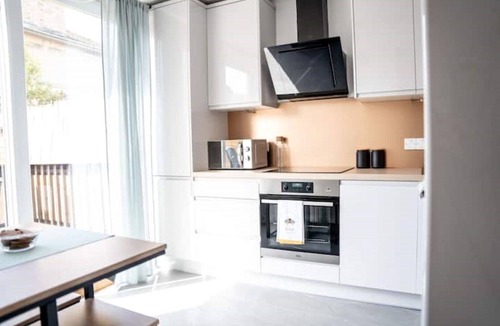 Perth Apartment | Luxurious Apartment with South facing Garden & Free parking