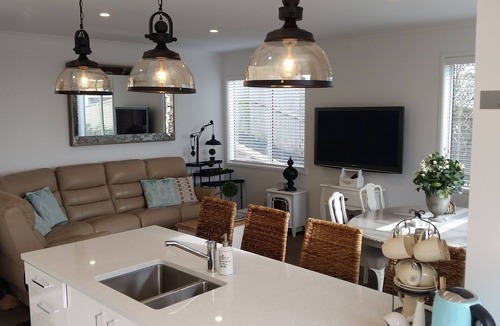 Beachlands House | Luxurious SeaView Retreat, breakfast for a few days inc