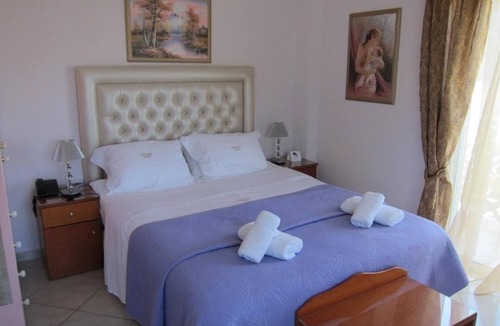 Trifylia Apartment | Luxurious Suite seafront Kalo Nero Beach