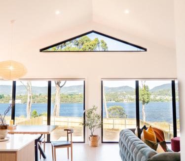 Sullivan's Cove Villa | Luxurious Waterfront home in the North of Hobart