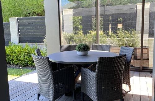 Sumner Apartment | Luxury 2 bdrm Apt w Private Pool located on Scarborough Hill, Sumner