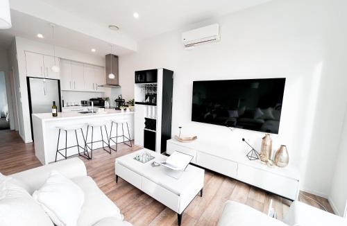 Albany Apartment | Luxury 2 Bedroom Apartment with cocktail bar and espresso machine
