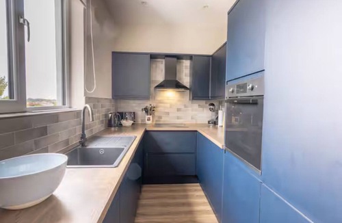 Giffnock House | Luxury 3 Bed House in Giffnock. Big Garden & Drive - Pass the Keys