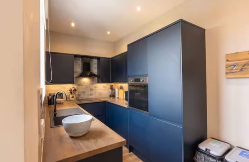 Giffnock House | Luxury 3 Bed House in Giffnock. Big Garden & Drive - Pass the Keys