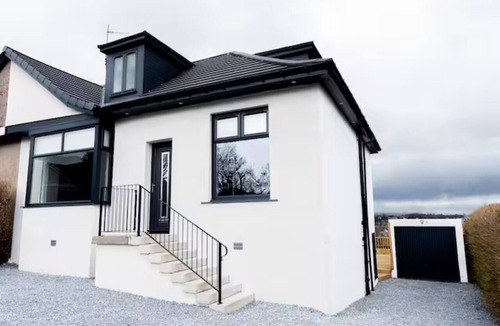 Giffnock House | Luxury 3 Bed House in Giffnock. Big Garden & Drive - Pass the Keys