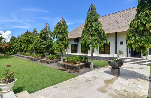 Lokapaksa Villa | Luxury Beach Front Villa with large garden, private pool, staff and free Wi-fi