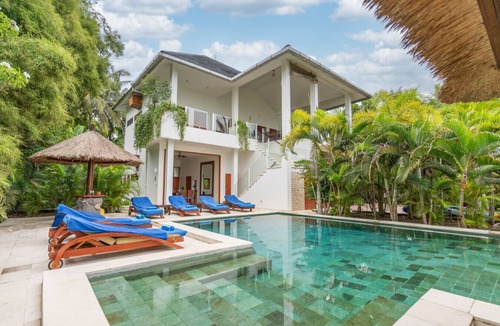 Melaya Villa | Luxury beachfront villa Boathouse