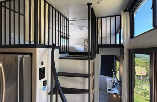 Ciudad Colon House | Luxury camper with a spectacular view, surrounded by nature.