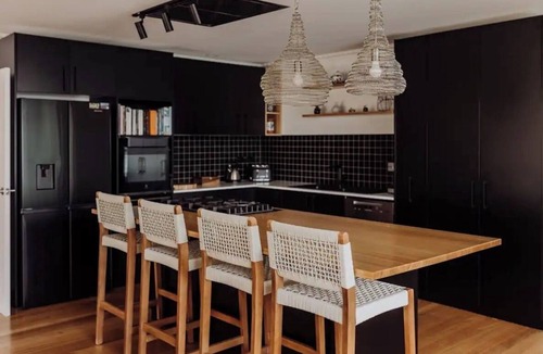 St Helens Apartment | Luxury Coastal Retreat - Stroll to St Helens Township