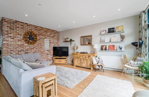 Finnieston Apartment | Luxury Huge Modern Open Plan 2Bedroom Flat - Free Private Parking & Balcony located at the OVO Hydro and SEC Centre
