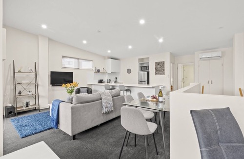 Frankton Apartment | Luxury Livingstone Views - Kea Suite