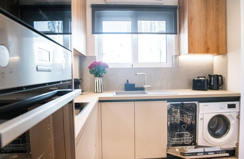 Kinosargous Apartment | Luxury Modern Apt near Acropolis and 350 mt from Metro Station