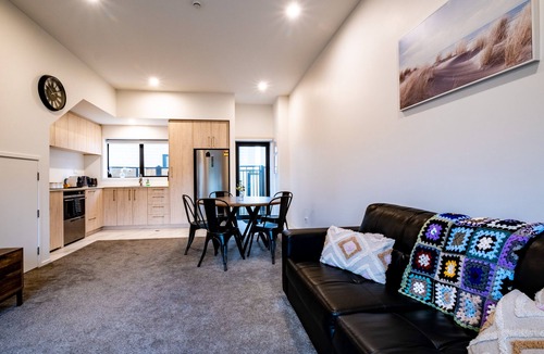 Addington Apartment | *Luxury New 3 Bedroom, 2 Bathroom APT in CBD/Hagley Park/Hospital. Sleep 6*