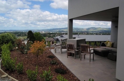 Rotorua House | Luxury Rotorua Executive Home with Lake Views: Relax, Unwind, and Enjoy