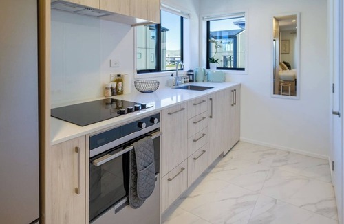 Christchurch City Centre House | Luxury Studio With Balcony - Close to Supermarket