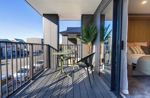 Christchurch City Centre House | Luxury Studio With Balcony - Close to Supermarket