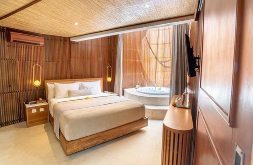 Kerobokan Villa | Luxury Suite Room w/Jacuzzi in Seminyak