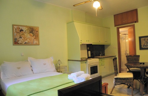 Agrilos Bed & Breakfast | Luxury Triple Apartment with Yard in front of the sea at Kalo Nero Kyparissia