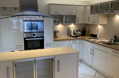 Central Aberdeen Condo | Luxury West End Apartment with Balcony & secure parking
