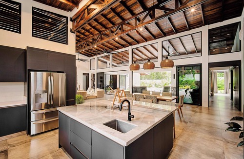 Chiguata House | Luxury within the lush tropical jungle of Playa Chiquita. Casa Chela is a brand new and splendid beach house offers the ultimate Caribbean experience. Modern style, perfect spaces to make your vacation unbeatable.