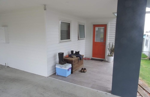 Bridport House | Magic home, magic views. Minutes walk to beaches, swimming, shops, restaurants