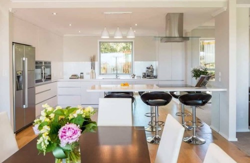New Plymouth House | Magic on Molesworth - Prime CBD Location