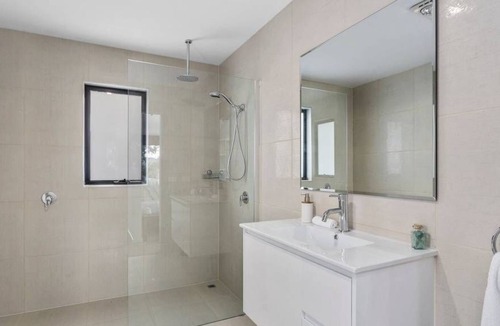 Lauderdale House | Magnificent villa on the bay - 3 min walk to the beach, 10 min to shops / cafes