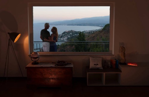 Copanello House | Maison Stalettì, between sky, sea, and prickly pears