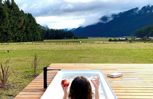 Makarora House | Makarora Bach - Sunny house with spectacular mountain views. Sleeps 6 plus pets.