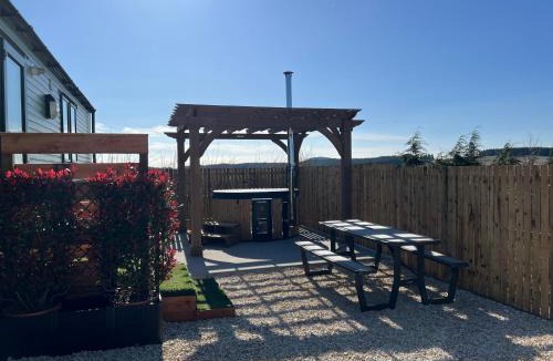 Cumnock Apartment | Maneight Fir View with hot tub