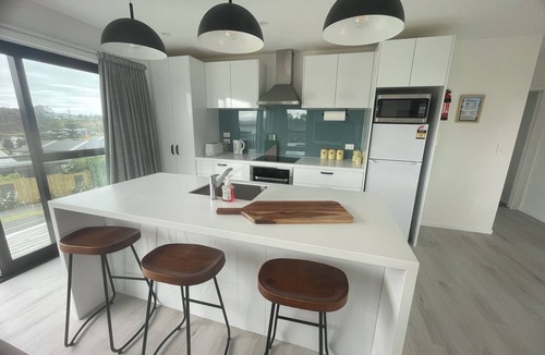 Mangawhai Heads House | Mangawhai Family Getaway, near beach and skate park with secure parking