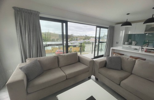 Mangawhai Heads House | Mangawhai Family Getaway, near beach and skate park with secure parking