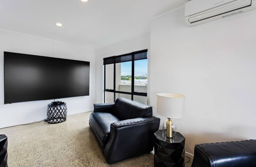 Manukau City Apartment | Manukau City | Stunning Apt | 3BR 2BA | Heart of Manukau