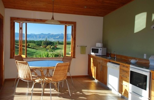 Upper Moutere Cottage | Mapua Heights Cottage; 'a gem among gems'