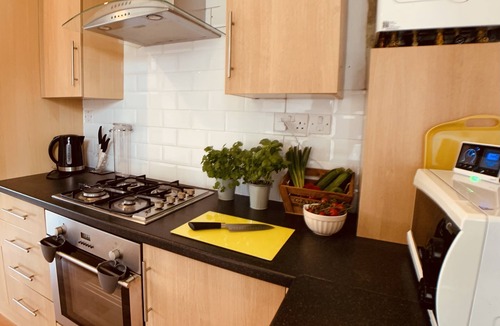 Restalrig Apartment | Maria- Bright and Modern City Center Apartment .