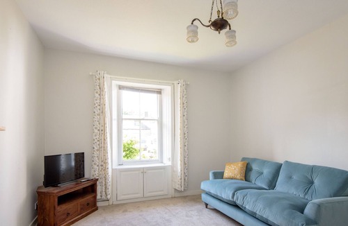 North Berwick Cottage | Marvel at the beauty of your surroundings, Seapink Cottage nestled in Seacliff Estate.