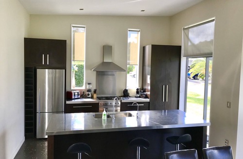 Matapouri House | Matapouri Beach Hut, Tutukaka Coast. Pleasant 10 minute walk to beach