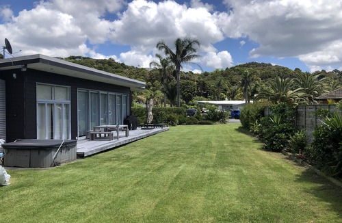 Matapouri House | Matapouri Beach Hut, Tutukaka Coast. Pleasant 10 minute walk to beach
