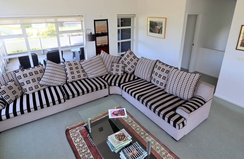 Matapouri Cottage | MATAPOURI DUNES - MATAPOURI HOLIDAY HOME, with a garden in Matapouri