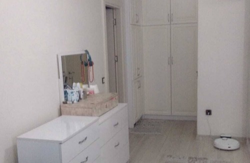 Kucukcekmece Apartment | Merkezi konumda çarşının tam üstünde ulaşımı kolay modern daire
