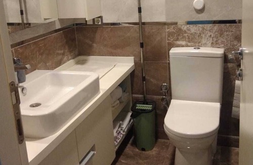 Kucukcekmece Apartment | Merkezi konumda çarşının tam üstünde ulaşımı kolay modern daire