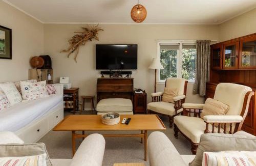 Oakura Villa | Messenger Magic - classic 5BR Kiwi bach