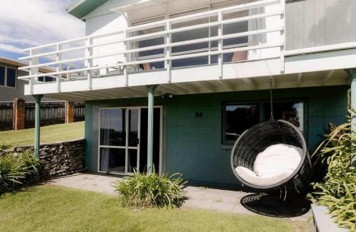 Oakura Villa | Messenger Magic - classic 5BR Kiwi bach