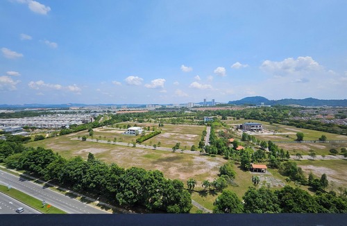 Shah Alam Condo | Minimalist studio with swimming pool fitness room, WiFi in superb Setia Alam