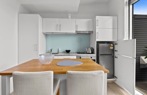 Grey Lynn Apartment | Modern Abode | Parking & Views near Ponsonby Rd
