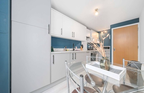 Ellemford Apartment | Modern 2-Bed Flat | Steps to Waverley & Castle