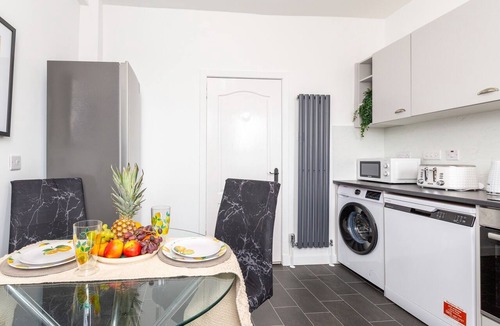 Airdrie Apartment | Modern 2 bedroom apartment close to local amenities.