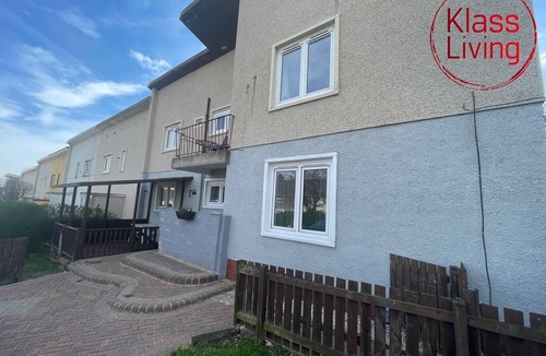 Coatbridge Apartment | Modern 3 bedroom apartment with private driveway